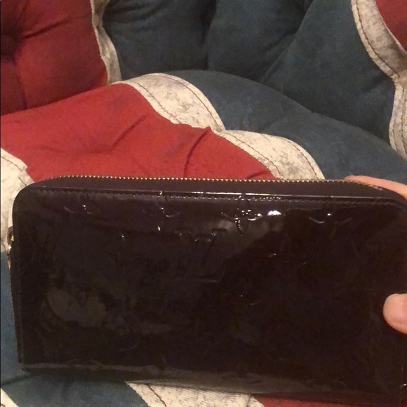 Louis Vuitton zippy wallet. - Picture 5 of 7